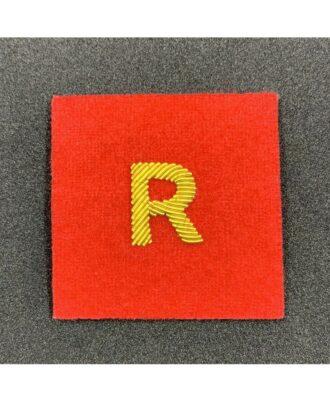 Military-R-Badges-Handmade-Mess-Dress-R-Gold-Bullion-Badge-On-Red-Felt